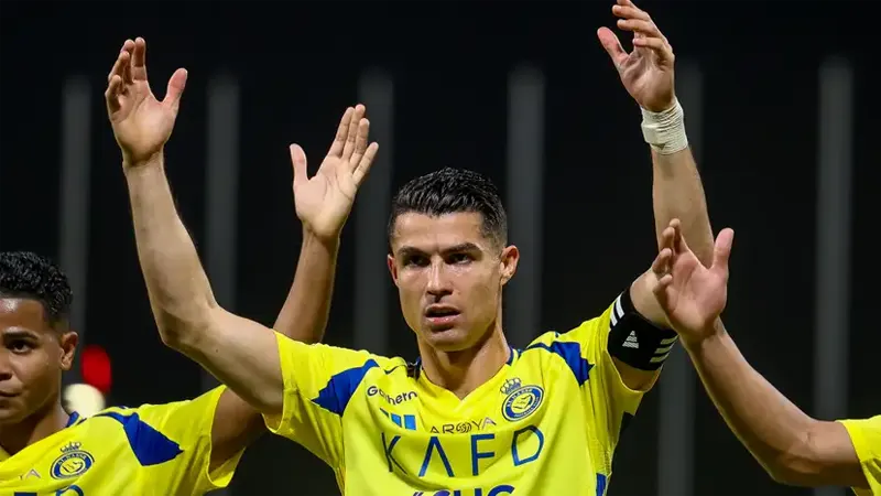Cristiano Ronaldo vẫn là cầu thủ hưởng mức lương cao nhất thế giới